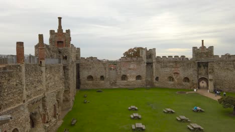 Vista-Panorámica-Interior-Del-Castillo-De-Framlingham-Con-Campo-Verde-En-Suffolk,-Inglaterra---Toma-Panorámica