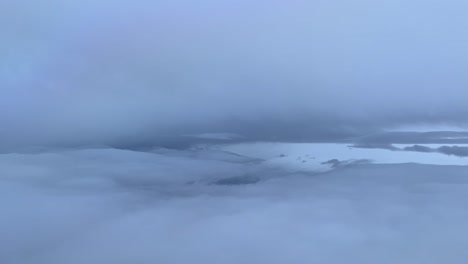 volando a través de nubes de nieve de invierno, desde una cabina
