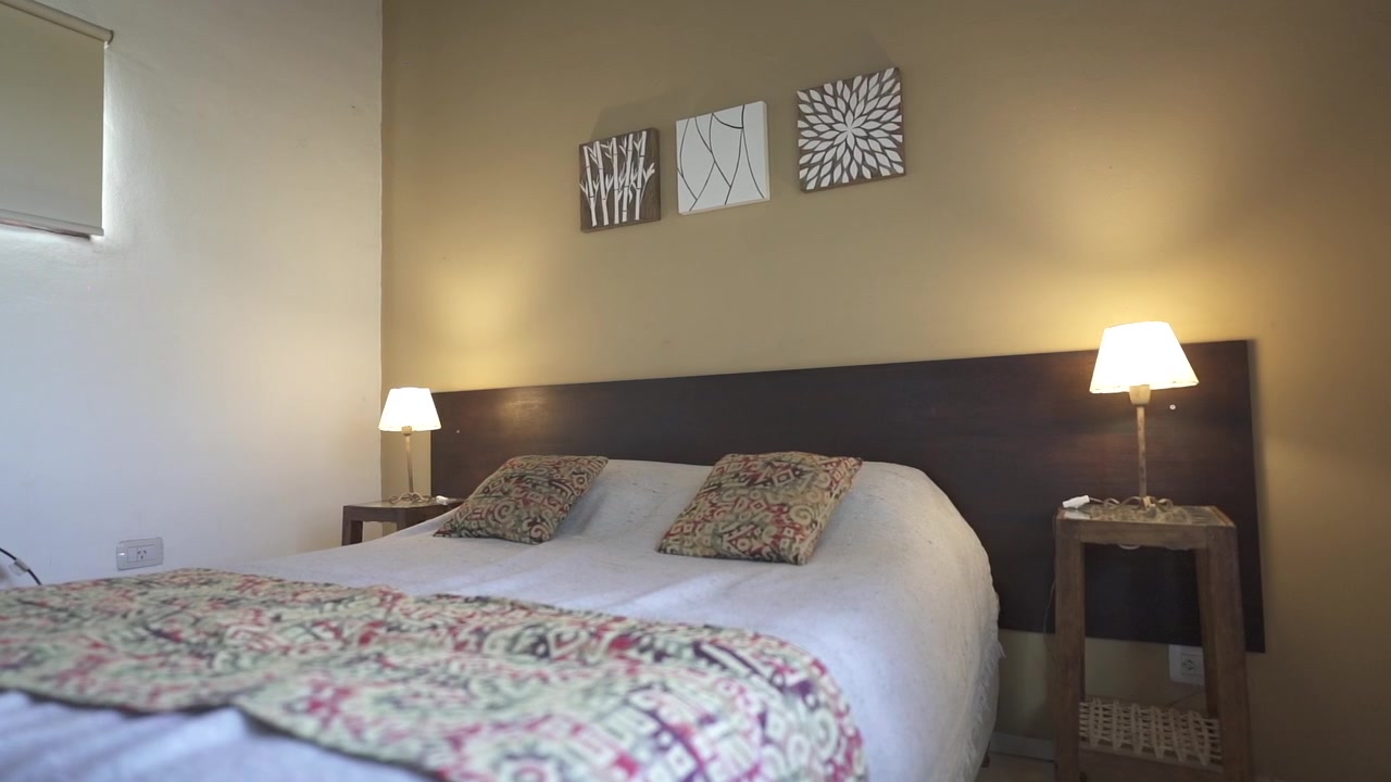 Design elegante di camera da letto d'hotel di lusso per viaggiatori d'affari. Ospitalità e turismo. Argentina.