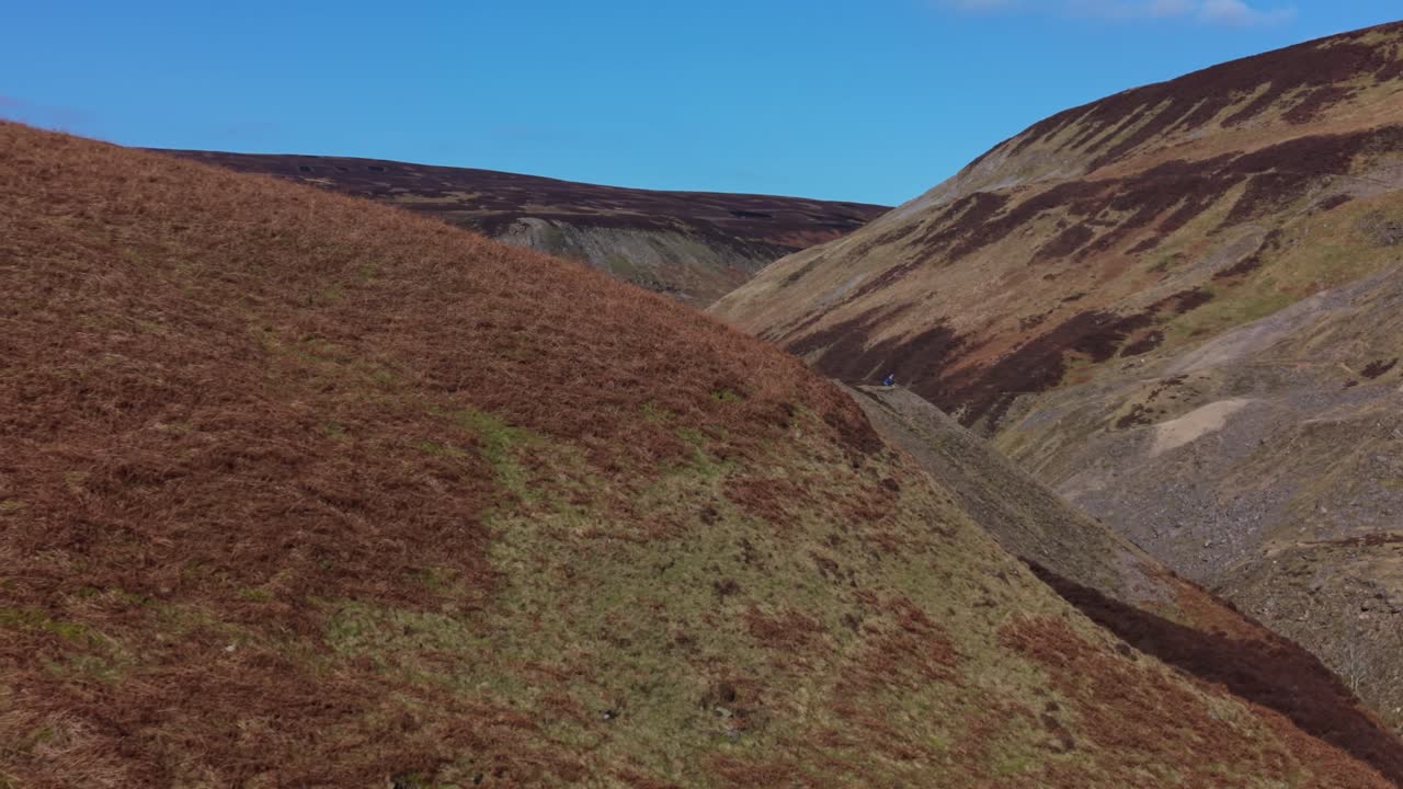 Ampia veduta panoramica di Gunnerside Gill, sereno paesaggio delle Yorkshire Dales.