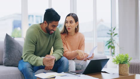 finanzas, computadora portátil y presupuesto con una pareja de planificación
