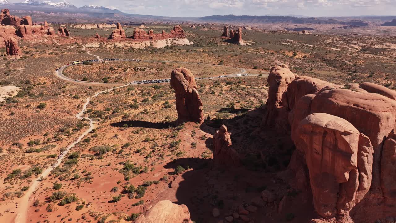 Fugleperspektiv af Arches Nationalpark, der fremviser dens smukke naturlige formationer