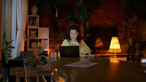 mujer que trabaja desde casa por la noche