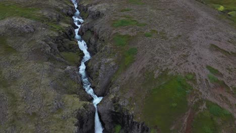 revelación aérea de múltiples cascadas de islandia