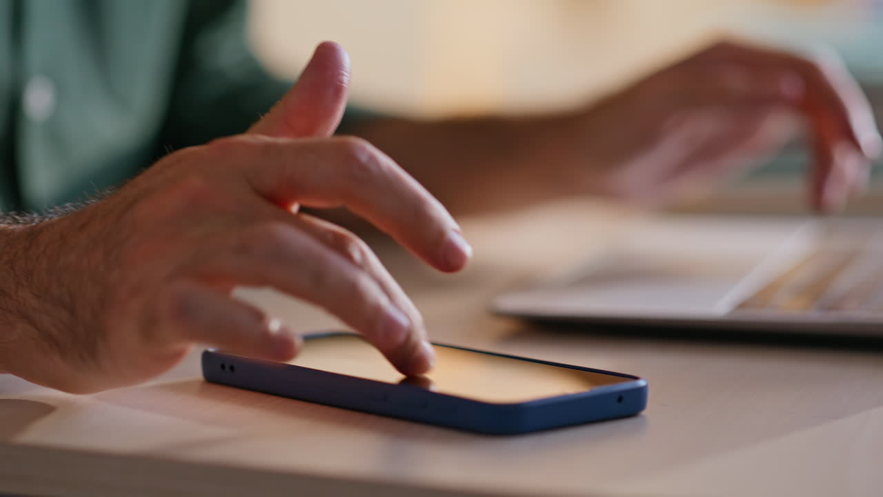 trabajando en una computadora portátil