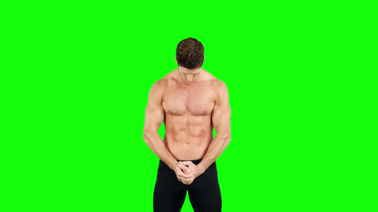 hombre musculoso flexionando sus músculos