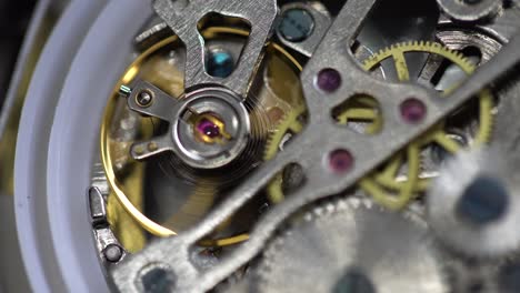 viejo mecanismo de reloj de bolsillo funcionando, vista de cerca