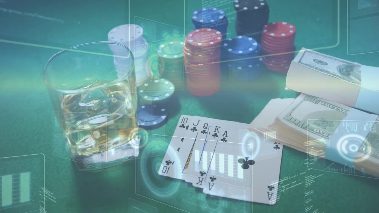 L'affichage tête haute (HUD) apparaît en fondu, une carte face cachée révèle une quinte flush royale, des jetons s'empilent, et des billets glissent, signalant une victoire.