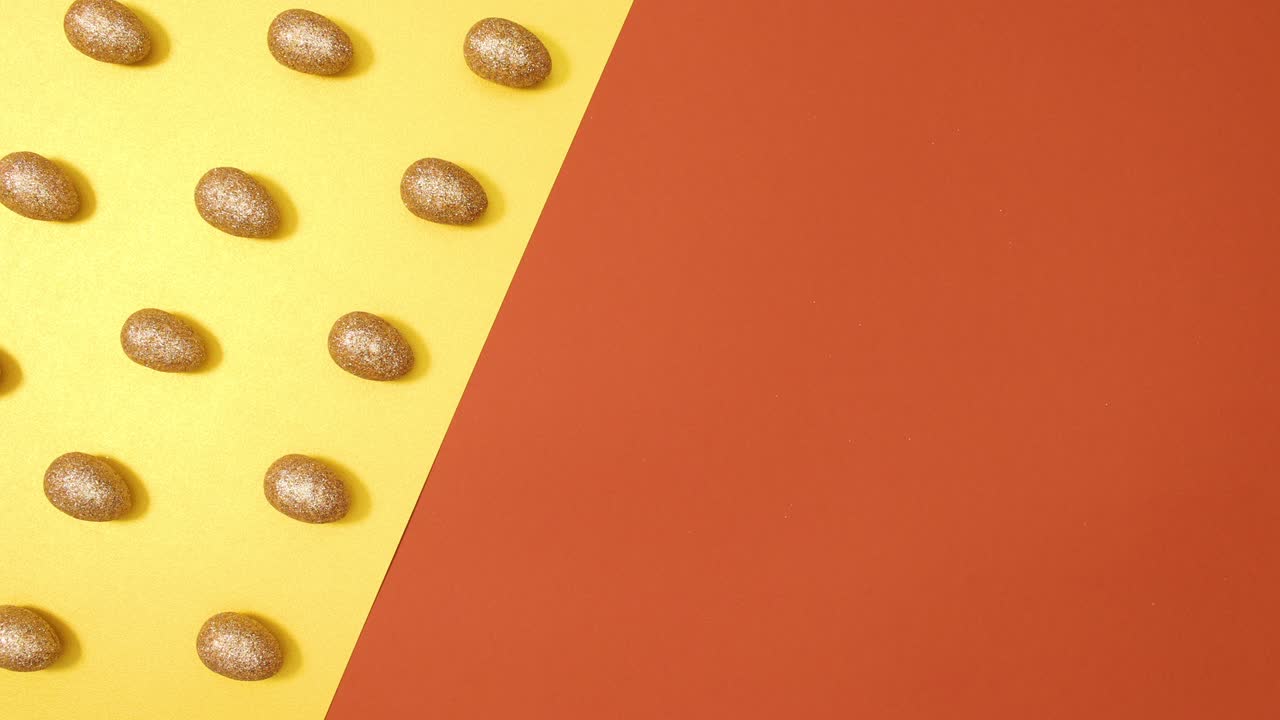 el patrón creativo de baile de los huevos de oro brillantes para la pascua en fondo rojo dorado.