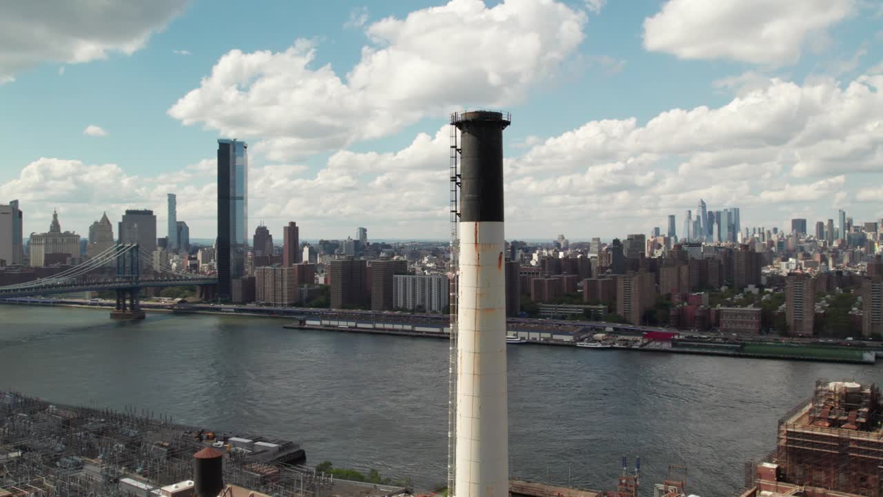 panorama del horizonte de nueva york en 60 fps con una central eléctrica industrial en primer plano
