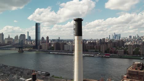 Panorama-Del-Horizonte-De-Nueva-York-A-60-Fps-Con-Una-Central-Eléctrica-Industrial-En-Primer-Plano