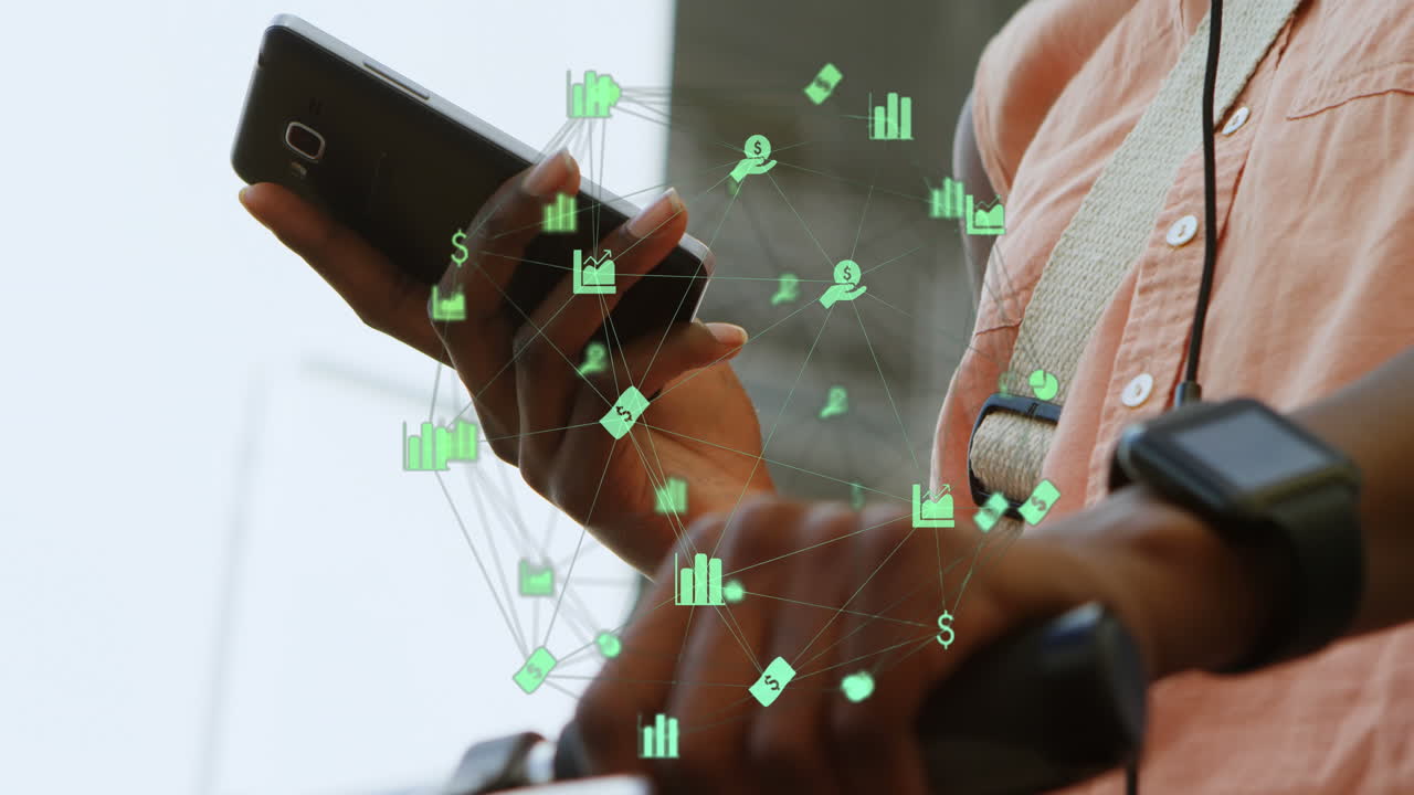 joven afroamericana revisa su teléfono, con espacio para copiar