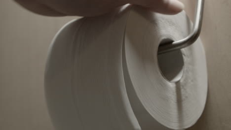 cambio de papel higienico desenrollado por uno nuevo