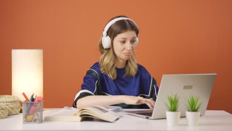 la joven a la que le gusta la aplicación en la computadora portátil es feliz.