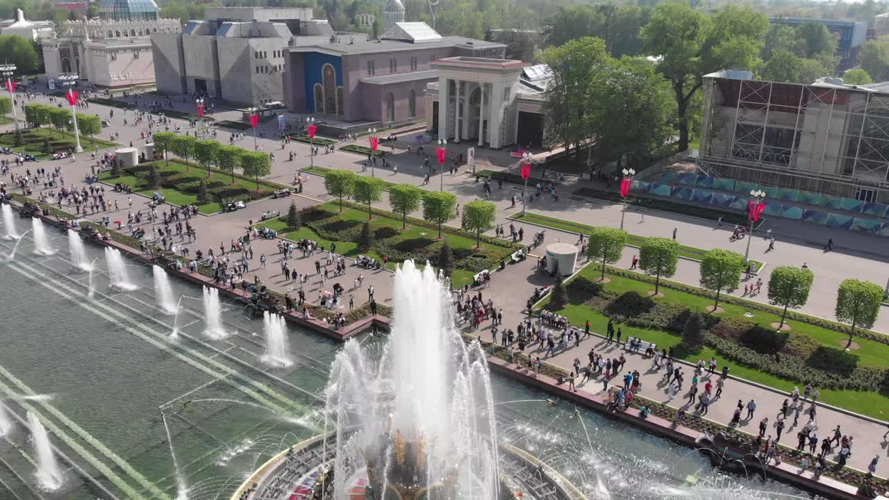 moscú fontan druzhba narodov, kamennyy tsvetok, cohete vostok con un dron a 4k 30fps