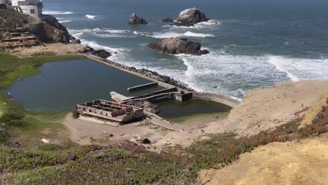 wahrzeichen sutro baths an einem sonnigen und ruhigen tag entlang der pazifikküste in san francisco, kalifornien