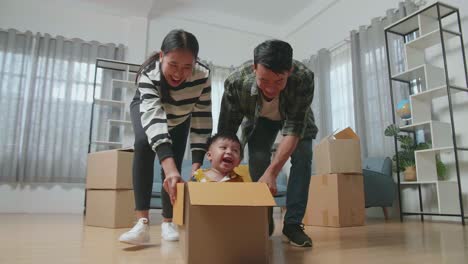 familia feliz mudándose