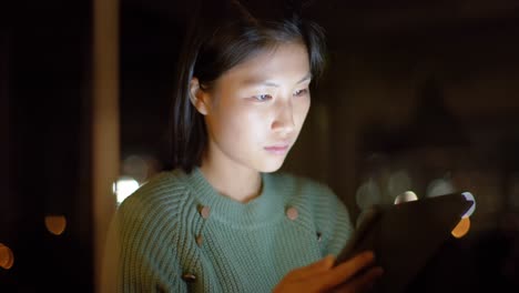 Mujer-De-Negocios-Asiática-Cansada-Usando-Tableta-En-La-Oficina-Por-La-Noche,-Cámara-Lenta