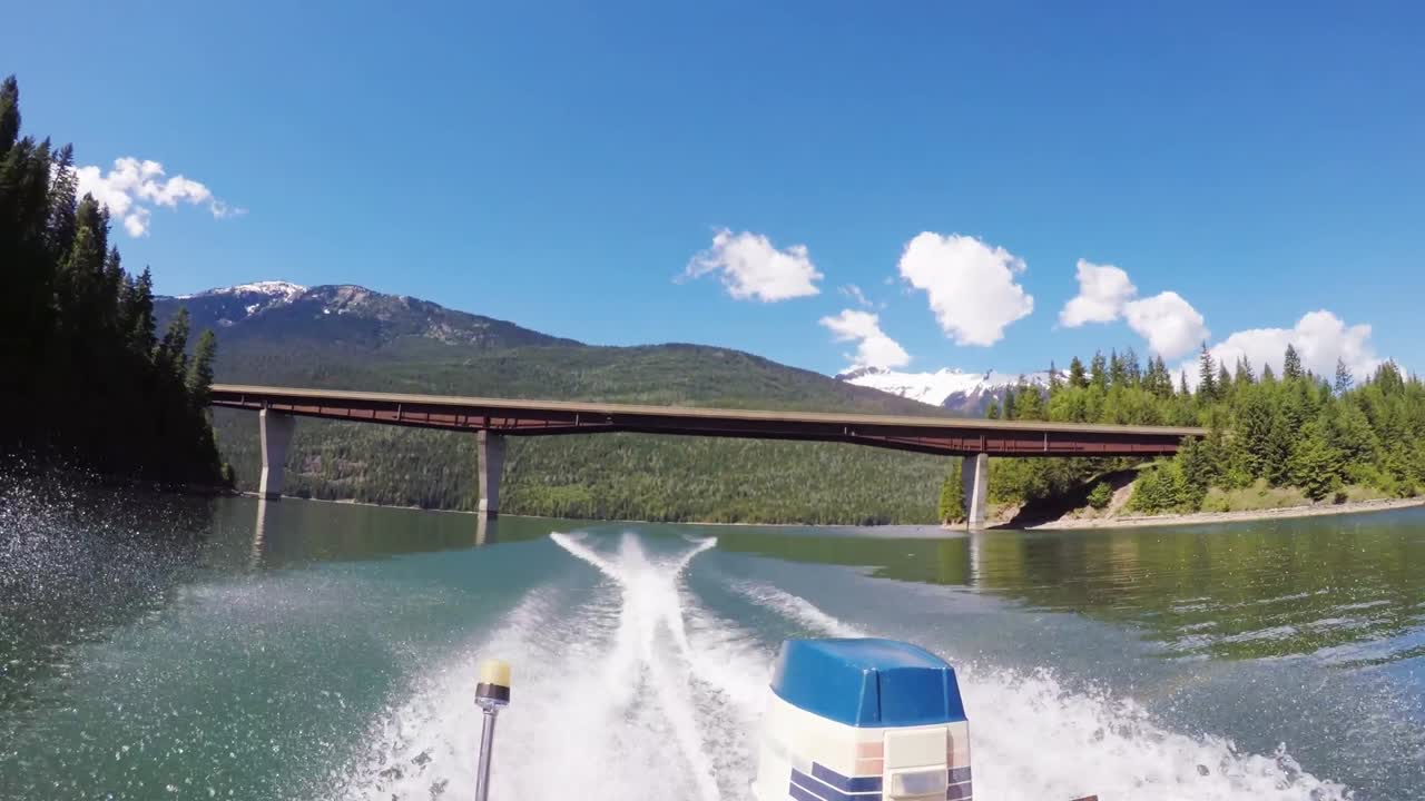 강 4k에서 속도로 움직이는 보트