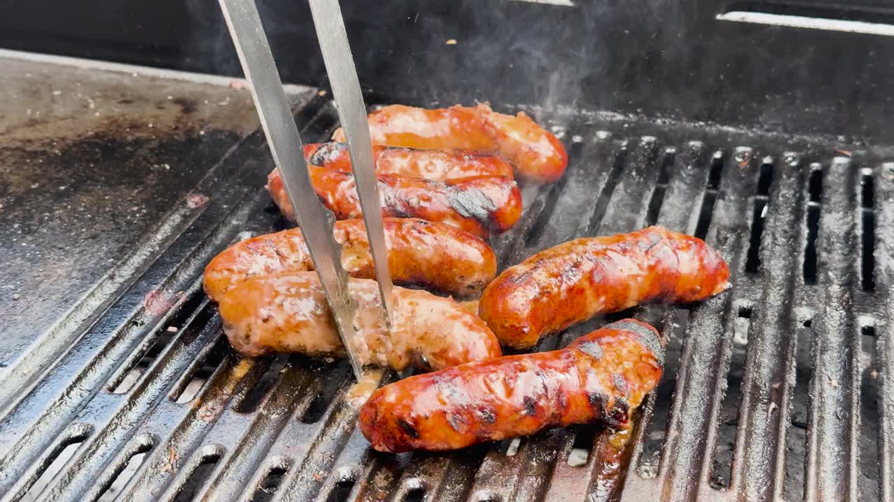바베큐 그릴 에 소시지 를 조리 하고 있다