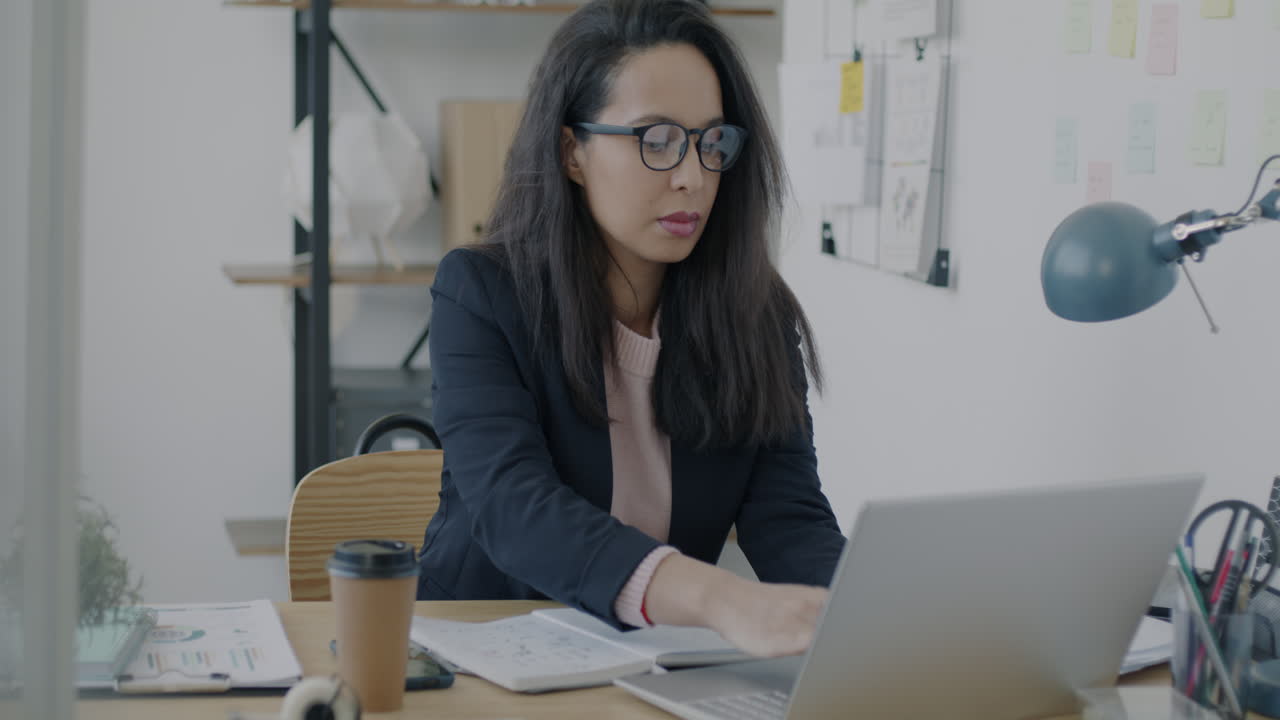 mujer de negocios trabajando en una computadora portátil en una oficina moderna