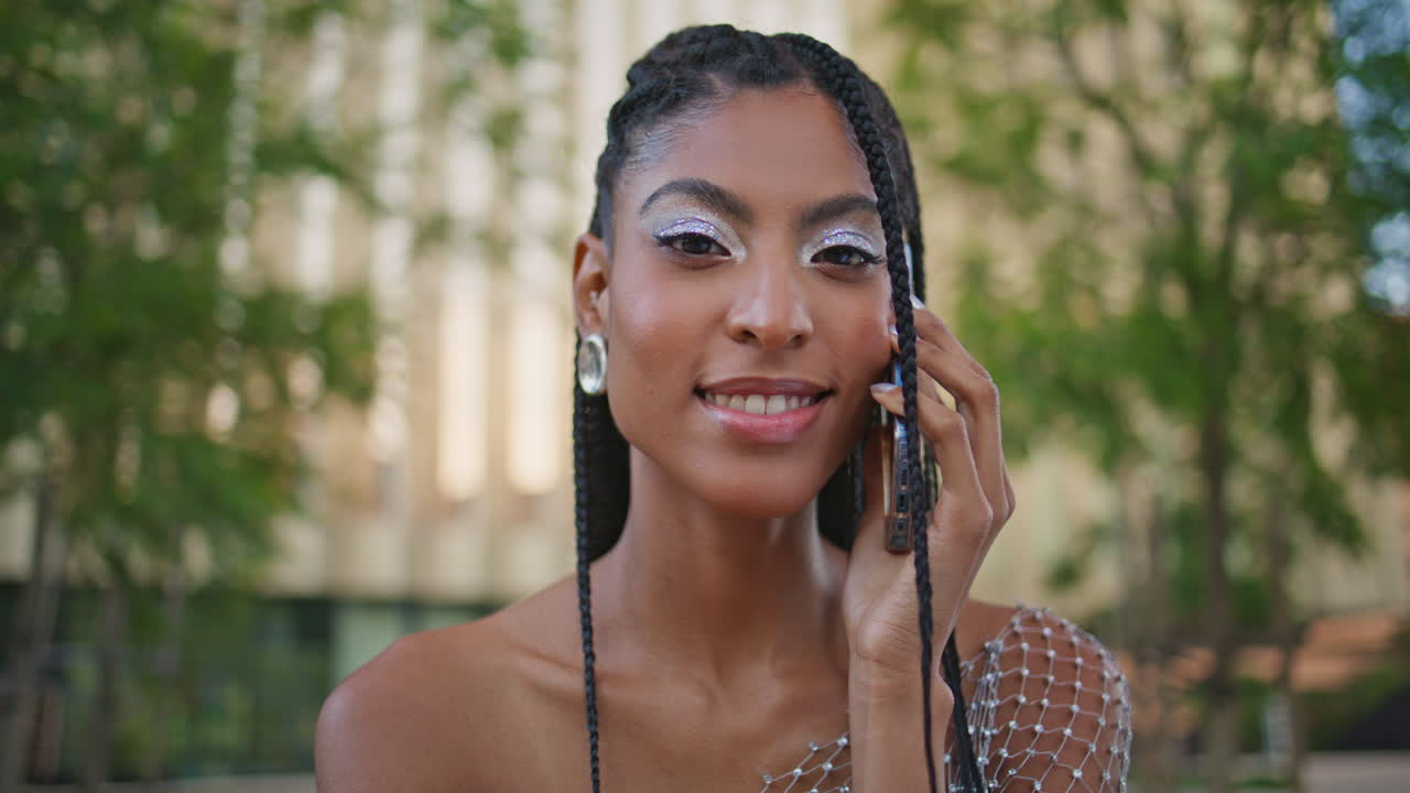 una mujer feliz llamando a un teléfono inteligente un retrato cuadrado de vegetación. mujer riendo