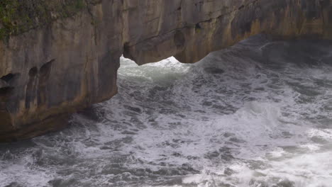 4K-Aufnahmen-Von-Wellen,-Die-Unter-Einem-Meeresbogen-Rollen-–-Punakaiki,-Neuseeland