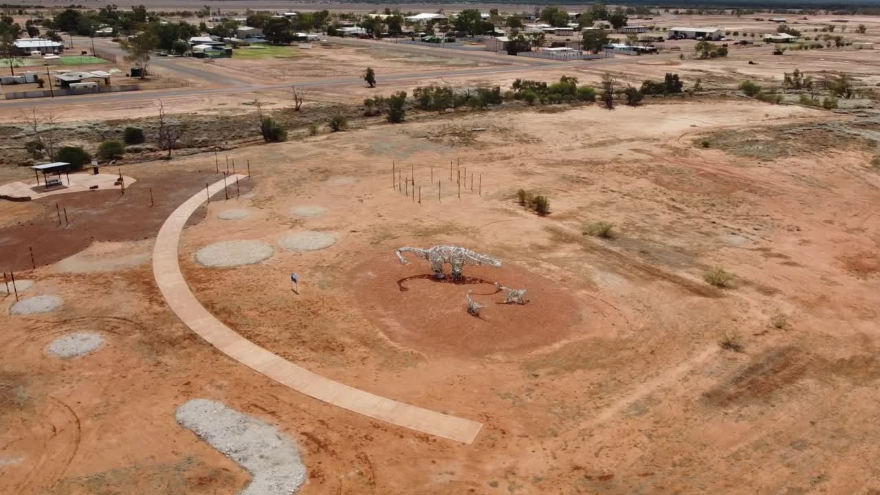 vista aérea de un extraño parque de dinosaurios cerca de una pequeña ciudad del interior de australia
