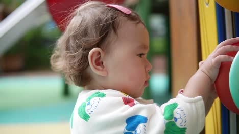 遊び場で遊ぶ多民族の女の赤ちゃん