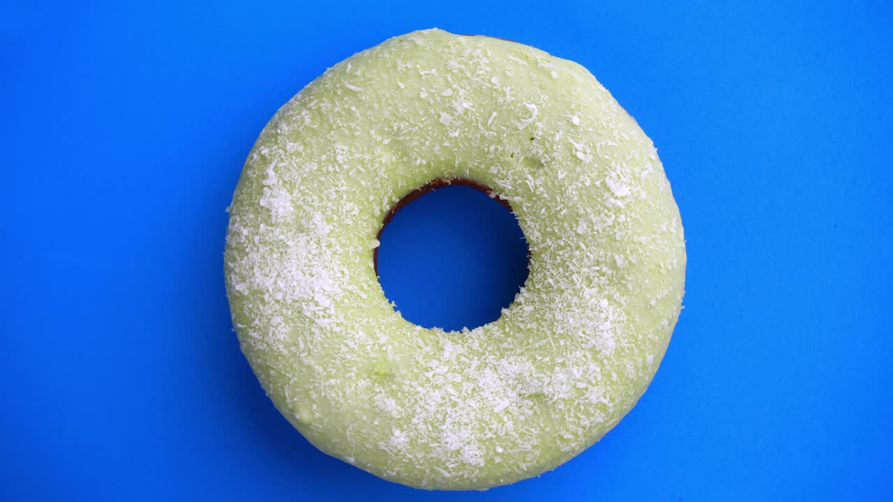 el donut glazado de primer plano.