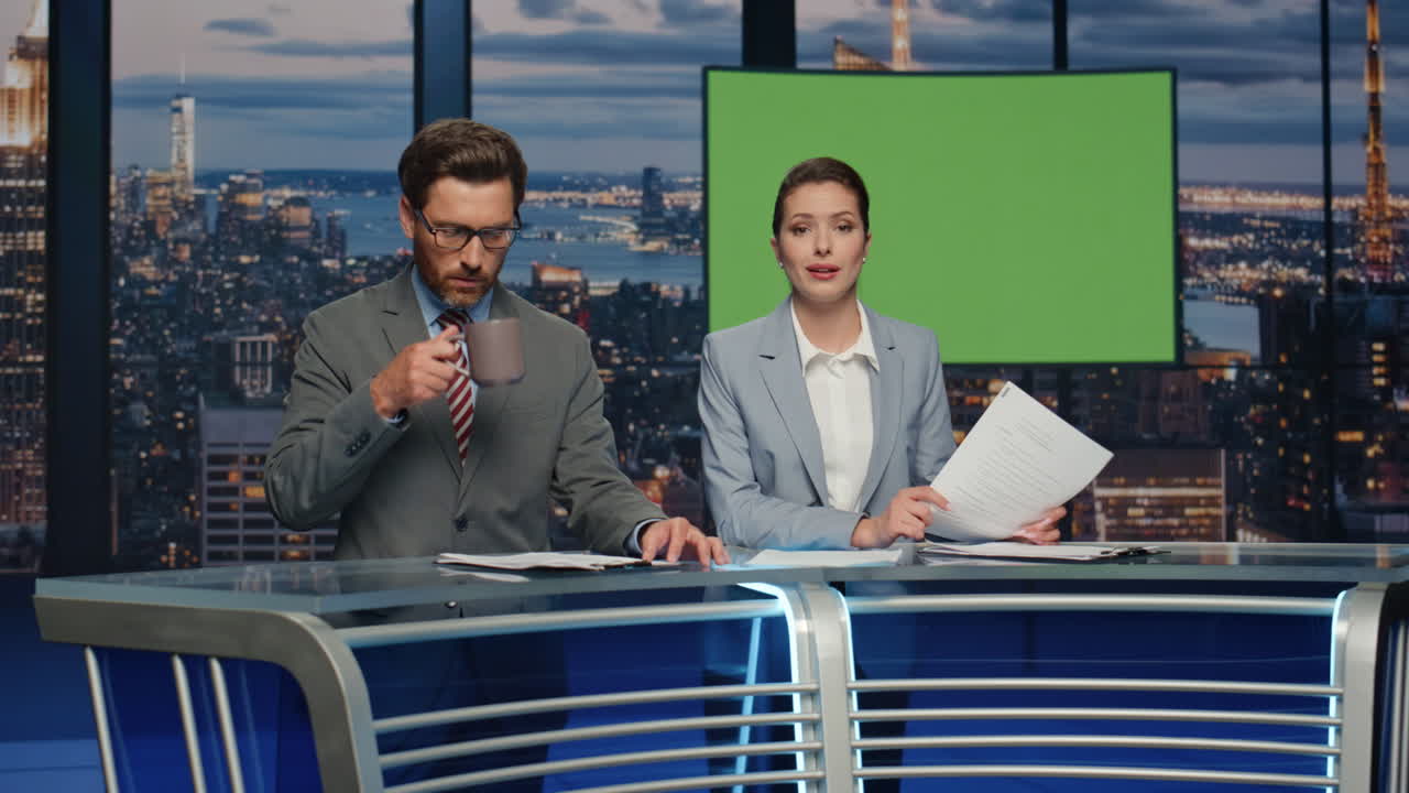 기쁜 커들이 미소 짓는 모형 스튜디오 저녁 텔레비전 클로즈업