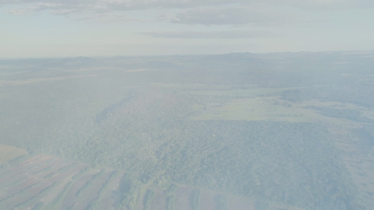 humo de incendio forestal que pasa por una cámara de drones que revela el paisaje de la transición pantanal-región amazónica en brasil