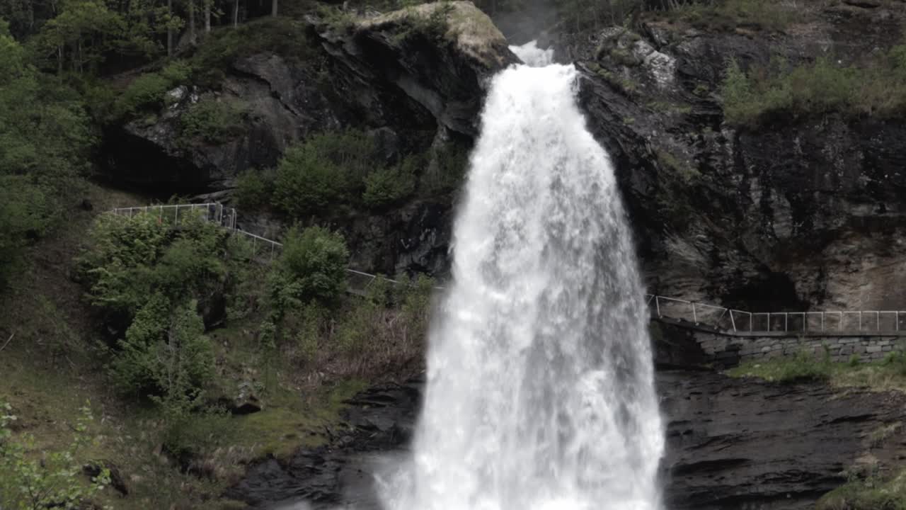 incline hacia arriba la cascada de tiro que se derrumba en el bosque en noruega - cascada de steindalsfossen