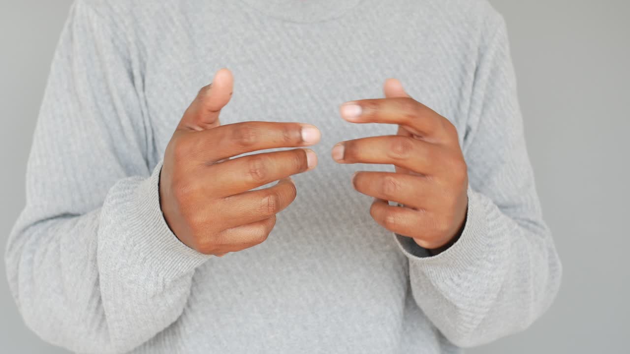 persona que muestra las manos abiertas