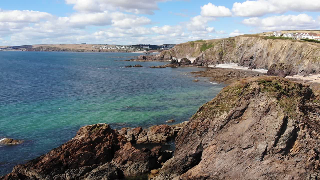 Luftfoto langs Hope Cove og kystlinjen i South Devon på en klar solskinsdag.