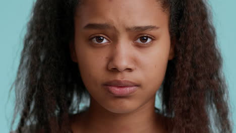 retrato en primer plano de una joven con una expresión seria