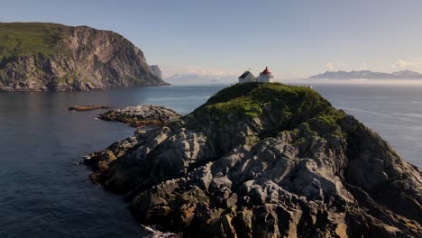 Drohnenaufnahme-Auf-Der-Insel-Vannoya-Aufgenommen-Auf-Der-Insel-Norwegen