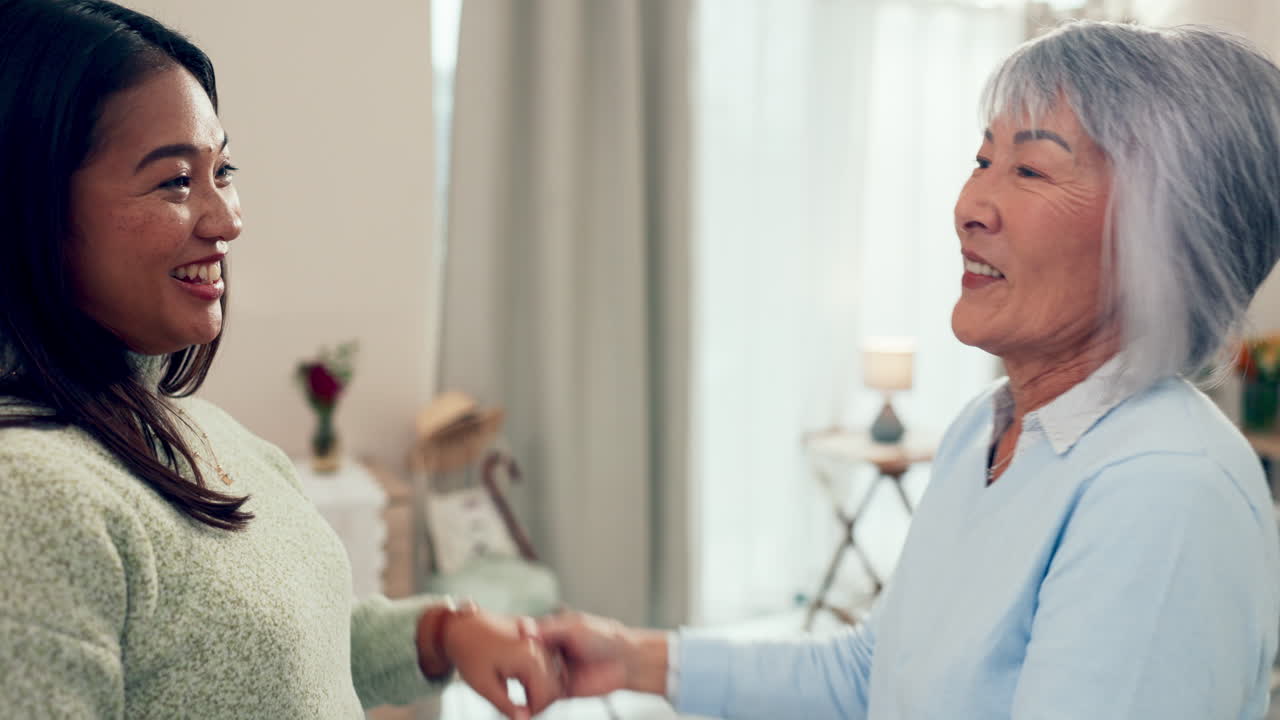 가족, 미소와 고령 아시아 여성 포옹