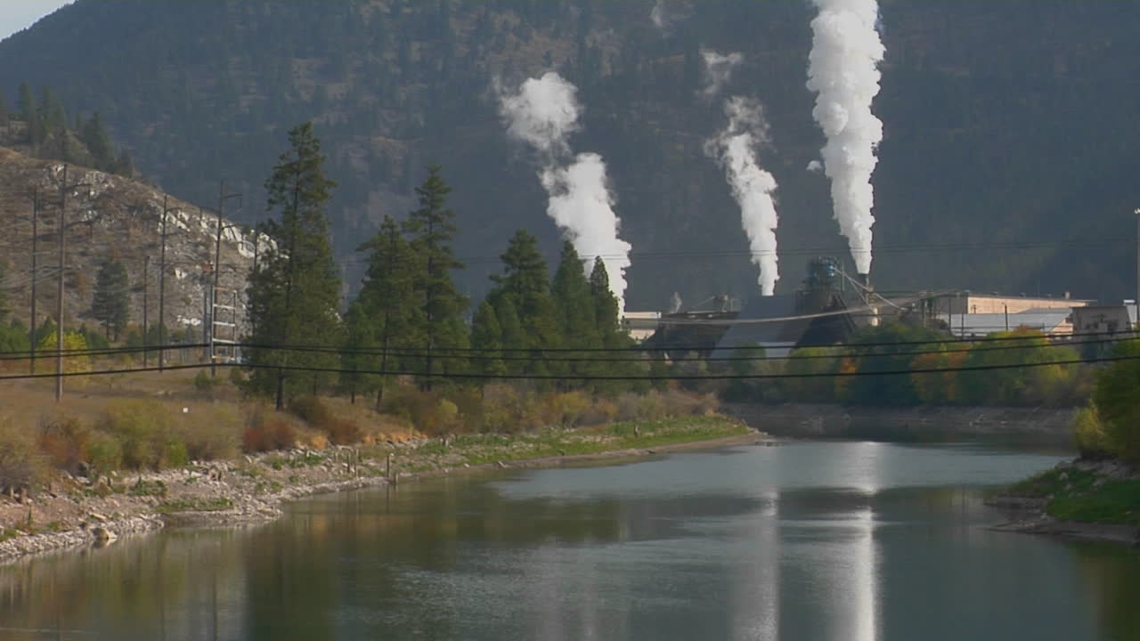 수로를 따라 공장에서 연기가 피어오른다