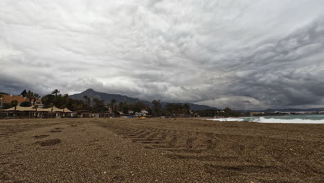 Lapso-De-Tiempo-De-4k-De-Nubes-Oscuras-Y-La-Famosa-Montaña-La-Concha-En-Marbella,-España