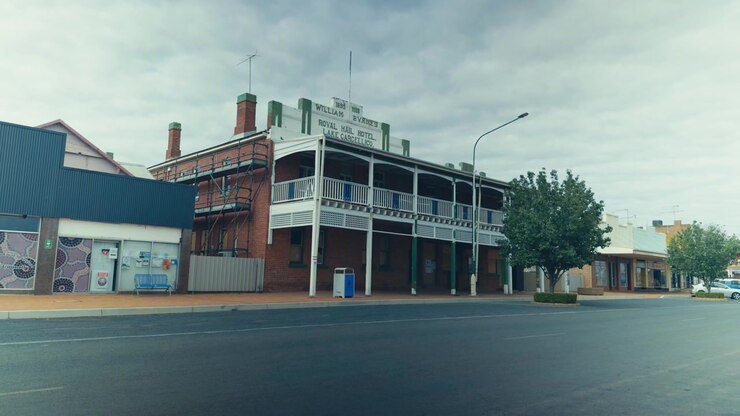 Hotel rural histórico de dois andares de 1895 com varandas de madeira e andaimes na rua principal de Lake Cargelligo, Nova Gales do Sul, Austrália