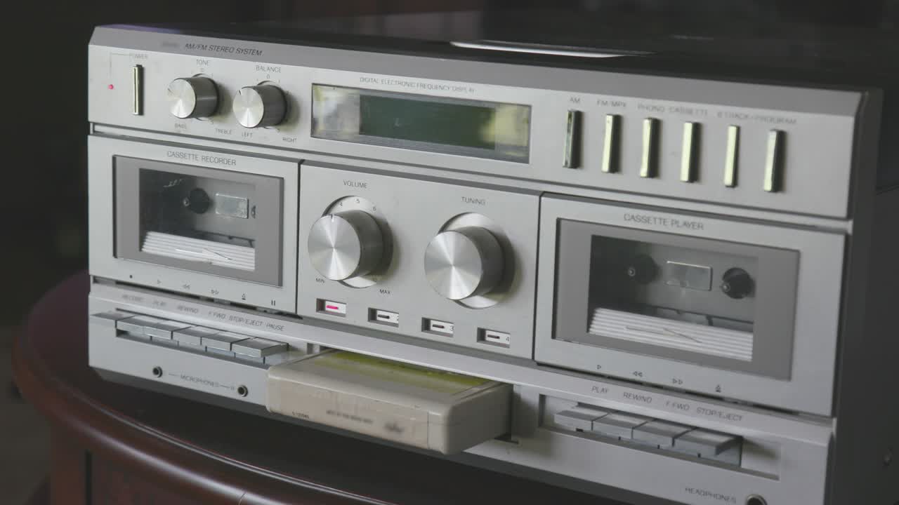 tocando una cinta de ocho pistas en un viejo sistema estéreo plateado.