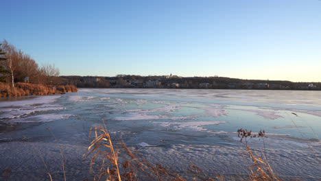 Toma-Panorámica-De-Un-Lago-Congelado-En-Invierno-Al-Atardecer