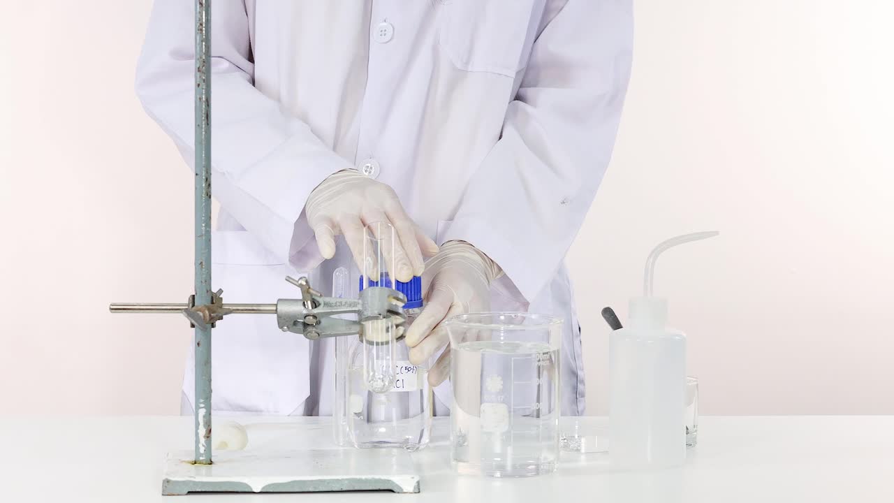 과학자는 실험실에서 구리 탄산 분해를 수행합니다.