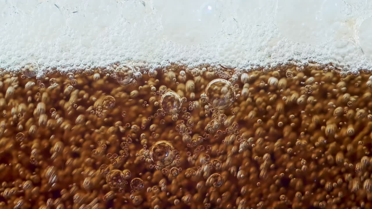 burbujas de refresco vertiendo en vidrio macro 4k cámara lenta