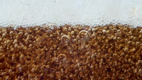 burbujas de refresco vertiendo en vidrio macro 4k cámara lenta