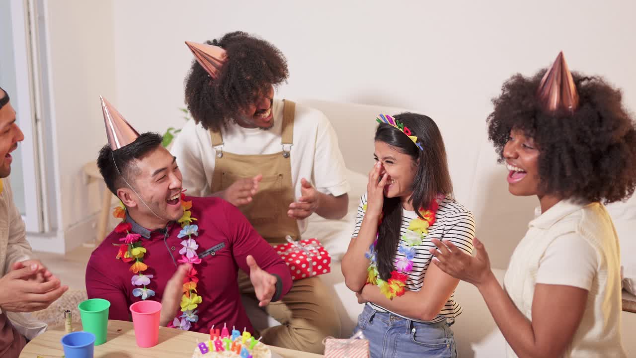 誕生日パーティーを祝う多様な友人たち
