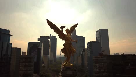 volando en el ángel de la independencia en la ciudad de méxico y bajando sobre la estatua