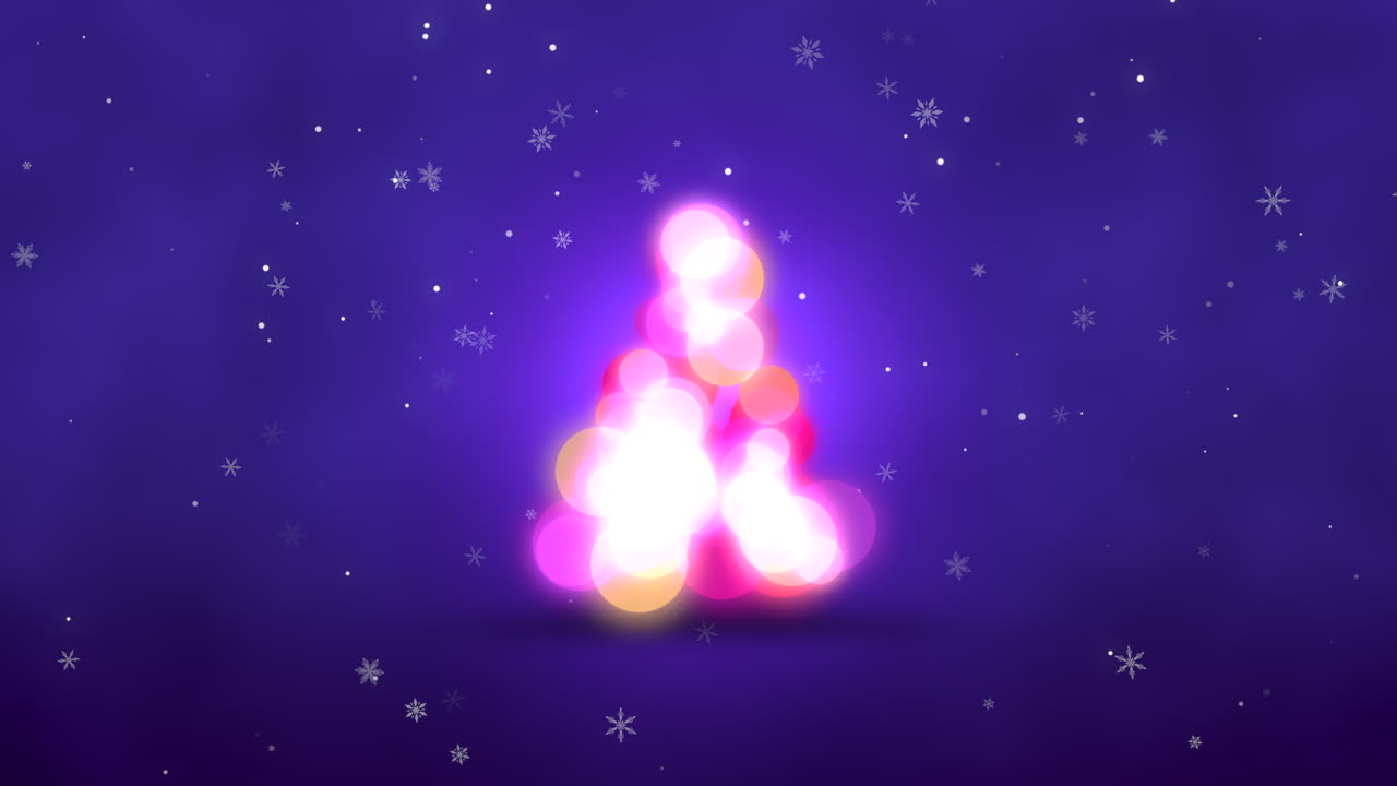 árbol de navidad vibrante iluminado por luces de colores en la noche nevada