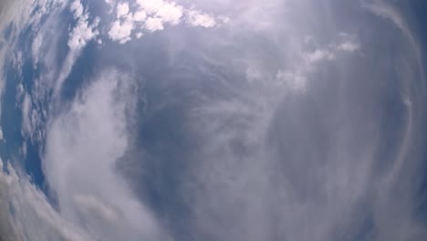 cielo azul y capa de nubes moviéndose en una hermosa tarde soleada